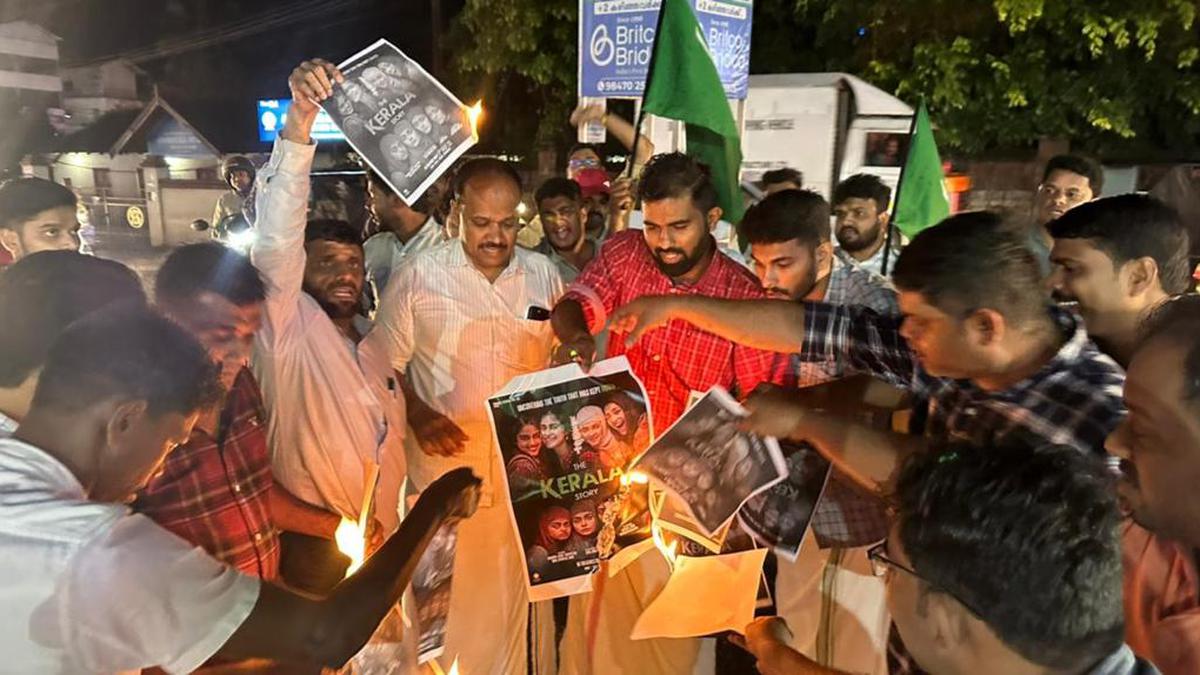  இது கேரளாவில் பெரும் சர்ச்சையை ஏற்படுத்தியது. பல்வேறு தரப்பில் இருந்தும் கண்டனம் எழுந்தன. கேரள முதல்-மந்திரி பினராயி விஜயனும் தனது எதிர்ப்பை பதிவு செய்தார்.
