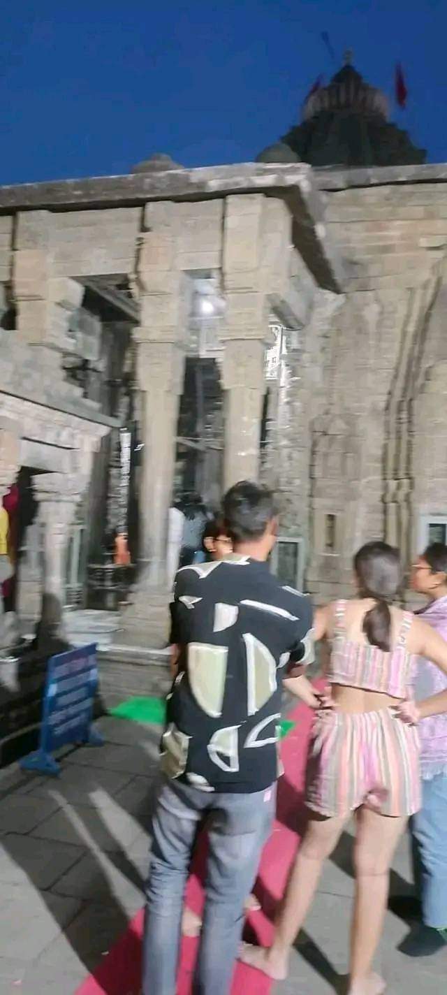  இரவு உடைகளைச் சாதாரணமாக அணியும் இவர்கள், சோம்பேறிகள் தவிர வேறில்லை. இத்தகைய முட்டாள்களுக்கு கடுமையான விதிகள் வகுக்க வேண்டும் என்று தெரிவித்துள்ளார்.