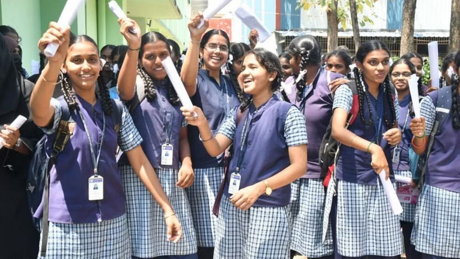 10ம் வகுப்பு பொதுத்தேர்வு ரிசல்ட்.. சாதித்த அரசுப் பள்ளிகள்... 1,026 பள்ளிகளில் 100% தேர்ச்சி...!