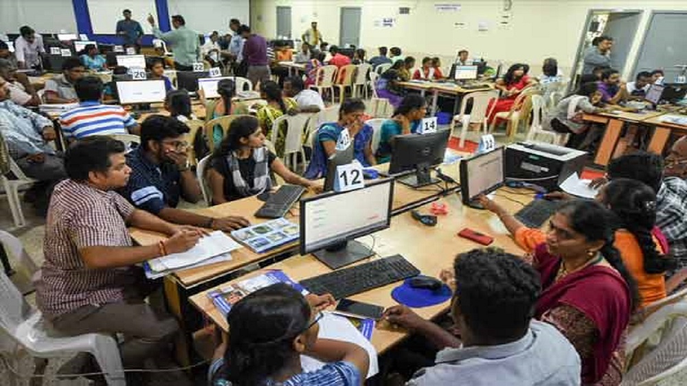  தமிழ்நாட்டில் 12 ஆம் வகுப்பு பொதுத்தேர்வு முடிவுகள் வரும் மே 8 ஆம் தேதி வெளியாகவுள்ளன. இதனையடுத்து B.E / B.Tech / B.Arch பட்டப்படிப்பிற்கு அரசு/ அரசு உதவி பெறும் பொறியியல் கல்லூரிகள் / அண்ணாமலை பல்கலைக்கழகம் மற்றும் சுயநிதி பொறியியல் கல்லூரிகளில் சேருவதற்கான விண்ணப்ப செயல்முறை இன்று முதல் தொடங்கப்பட்டுள்ளது.