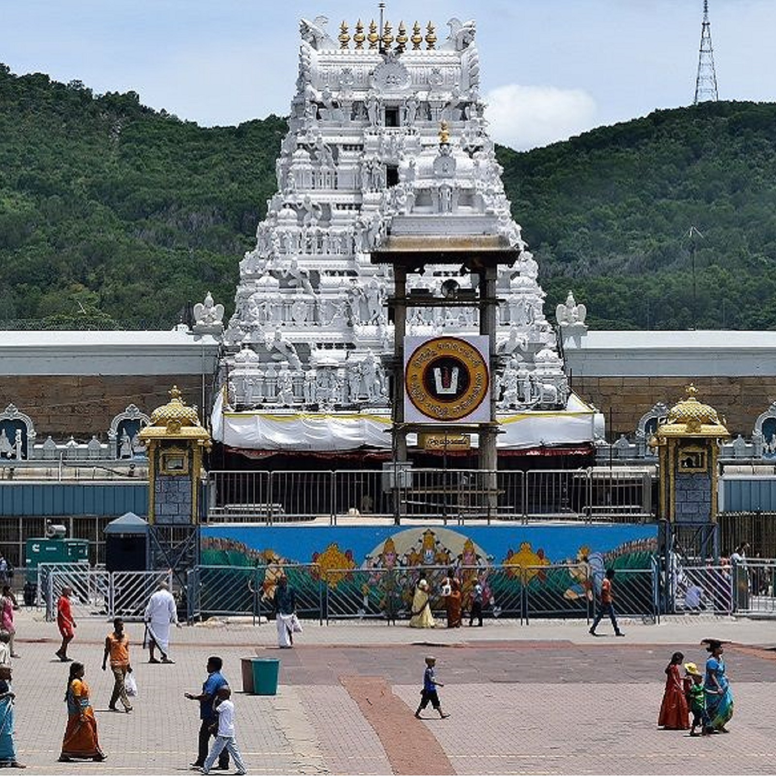  தினமும் ஆயிரக்கணக்கான பக்தர்கள் திருமலை ஸ்ரீவாரி தரிசனம் செய்கின்றனர். ஒன்று அல்லது இரண்டு மாதங்களுக்கு முன்பே திட்டமிடுகிறார்கள். தரிசனத்துடன், ரயில் மற்றும் தங்குமிட டிக்கெட்டுகளும் முன்பதிவு செய்யப்படுகின்றன. டிக்கெட் இல்லாமல் தரிசனத்துக்குச் சென்றால் மணிக்கணக்கில் வரிசையில் காத்திருக்க வேண்டியுள்ளது.