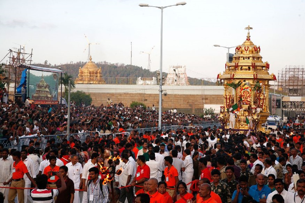  ஆனால் எந்த சிரமமும் இல்லாமல்... எளிதாகவும் விரைவாகவும் திருமலை ஏழுமலையானை தரிசிக்க வழி இருக்கிறது. ஆர்டிசி பஸ்களில் திருப்பதி சென்றால்.. பஸ் டிக்கெட்டுடன் ஏழுமலையானை தரிசிக்கும் தரிசன டிக்கெட்டுகளும் கிடைக்கும். APSRTC ( Andhra Pradesh State Road Transport Corporation) உடன் TSRTC ( Telangana State Road Transport Corporation) யும் இந்த டிக்கெட்டுகளை வழங்குகிறது.