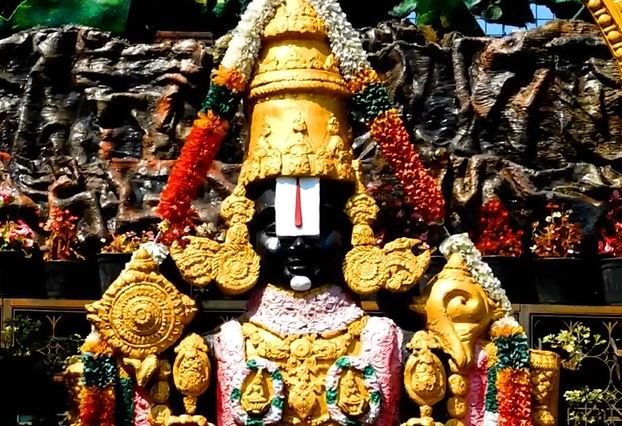  பக்தர்களுக்காக திருப்பதிக்கு வசதியான பேருந்துகளை இயக்குவதாக TSRTC தெரிவித்துள்ளது. திருமலை செல்லும் பக்தர்கள்.. ஆர்டிசி டிக்கெட் ரூ.300 ஸ்ரீவாரி சிறப்பு நுழைவு தரிசன டிக்கெட்டுகளை ஒரே நேரத்தில் www.tsrtconline.in என்ற  இணையதளத்தில் பெற்றுக்கொள்ளலாம்..
