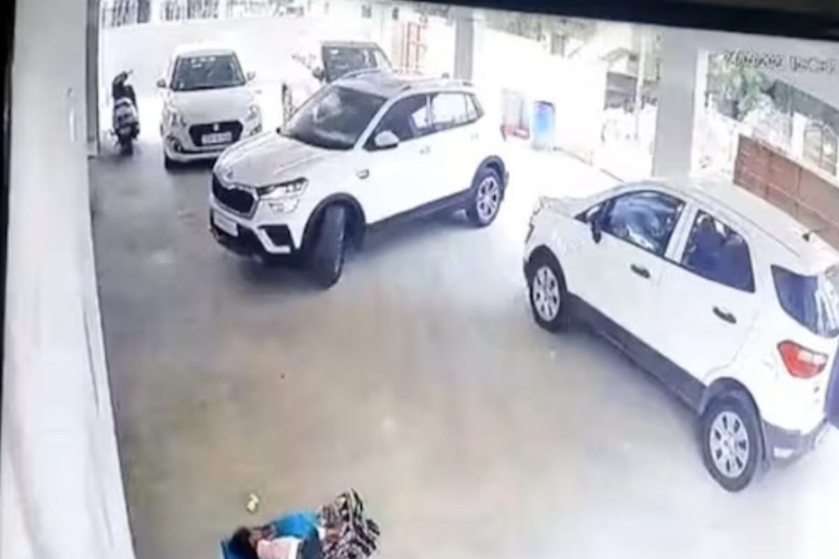 தரையில் உறங்கிக் கொண்டிருந்த குழந்தை
