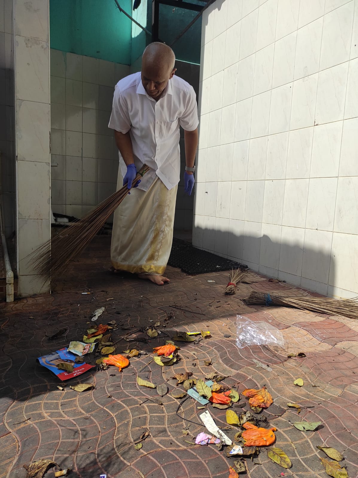  ஒரு கிலோ மீட்டர் தொலைவிற்கு ஒரு குழு என்ற அடிப்படையில் தூய்மை பணியில் ஈடுபட இருக்கும் தேவஸ்தான ஊழியர்கள், தன்னார்வலர்கள், சுகாதாரப் பணியாளர்கள் ஆகியோர் உள்ளிட்ட 2000 பேரையும் சிறு சிறு குழுக்களாக பிரித்து பணியில் ஈடுபடுத்த முடிவுகள் மேற்கொள்ளப்பட்டன. அதேபோல் ஒவ்வொரு குழுவிலும் உள்ள தேவஸ்தானத்தில் பணியாற்றும் அதிகாரி ஒருவரை டீம் லீடராக நியமிக்கவும் முடிவு செய்யப்பட்டுள்ளது.