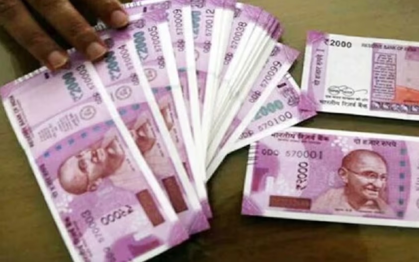  புழக்கத்தில் இருக்கும் ரூ.2,000 நோட்டுகளை திருப்பப் பெறுவதாக ரிசர்வ் வங்கி அறிவித்த நிலையில், இன்று முதல் வங்கிகளில் மாற்றிக்கொள்ளும் நடவடிக்கை தொடங்கியது. ரூ.2,000 நோட்டு தொடர்பான அறிவிப்புக்குப் பின் முதல்முறையாக ரிசர்வ் வங்கியின் ஆளுநர் சக்திகாந்த தாஸ் நேற்று செய்தியாளர்களை சந்தித்து பேசினார்.