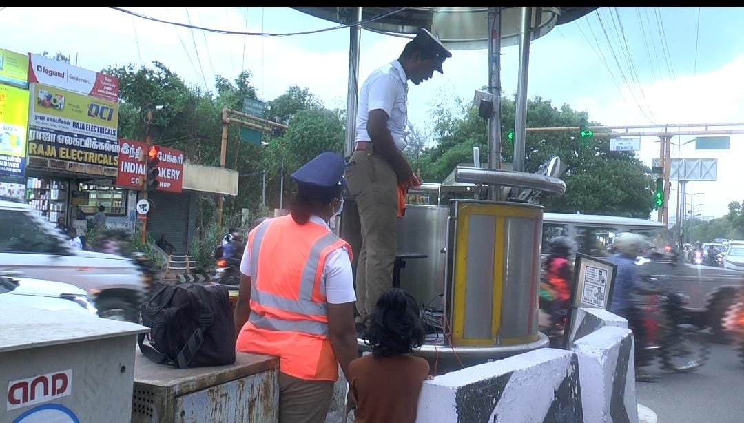  திண்டுக்கல் மாவட்டத்தில் உள்ள பழனியை சேர்ந்த சிவசரண்யா கோவை பந்தய சாலை காவல் நிலையத்தில் போக்குவரத்து பெண் காவலராக பணியாற்றி வருகிறார்.