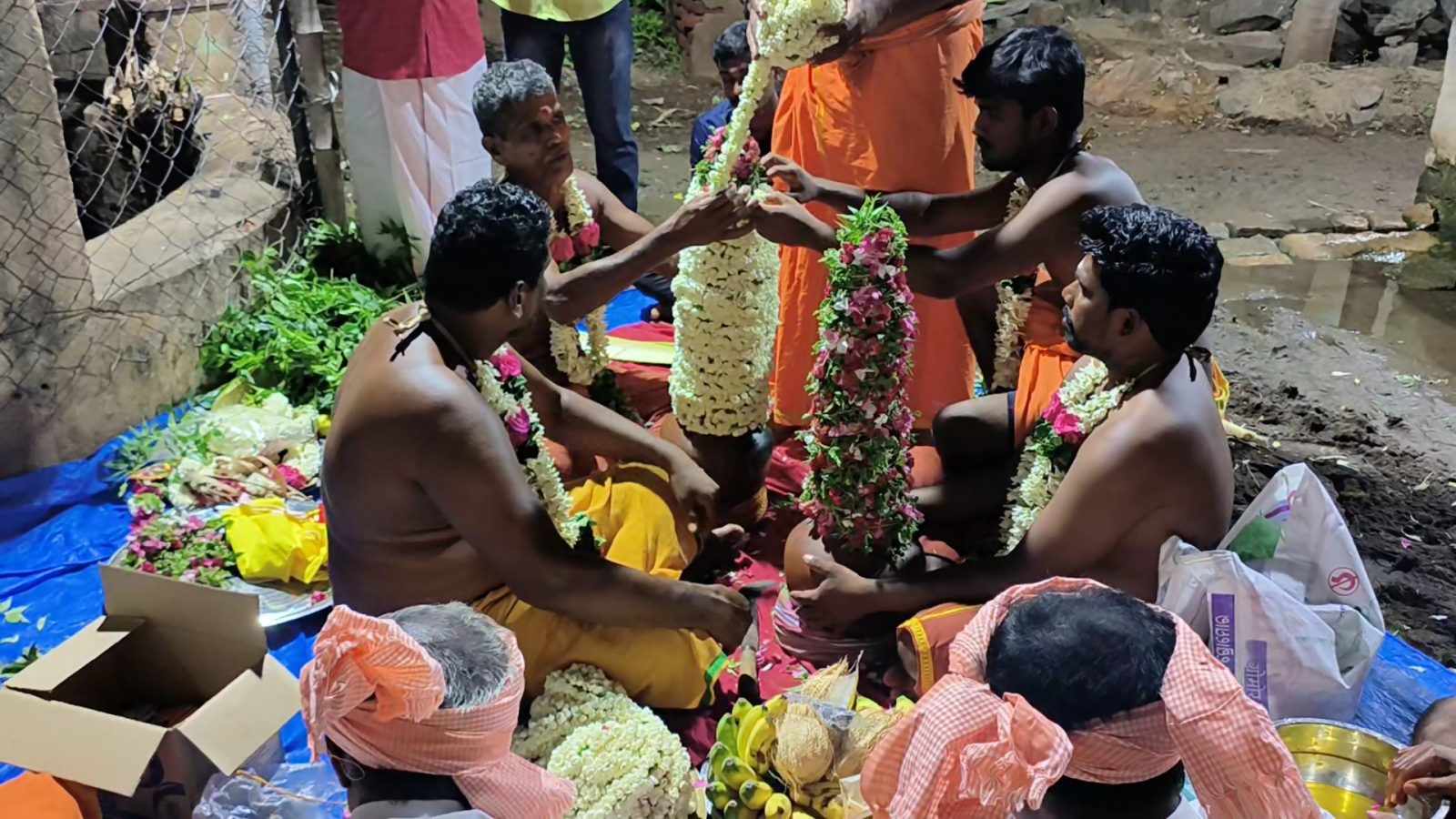 திண்டுக்கல் மந்தை காளியம்மன் கோயில் திருவிழா கோலாகலம்! ஊர்வலம் வந்த அம்மன் கரகம்!