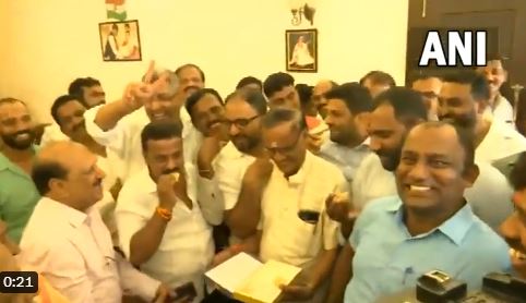  இதேபோல கர்நாடக காங்கிரஸ் தலைவர் டி.கே.சிவக்குமார் வீட்டிலும் தொண்டர்கள் இனிப்பு வழங்கி கொண்டாடி வருகின்றனர்.