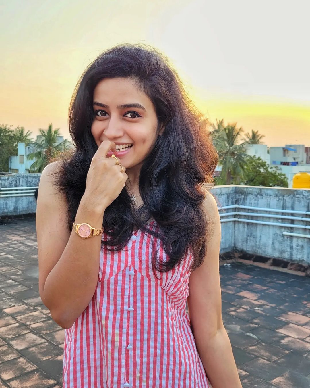  தமிழும் சரஸ்வதியும் சீரியலில் வசுவாக நடித்து வந்த தர்ஷ்னா ஸ்ரீபால் சமீபத்தில் அதிலிருந்து விலகினார்.