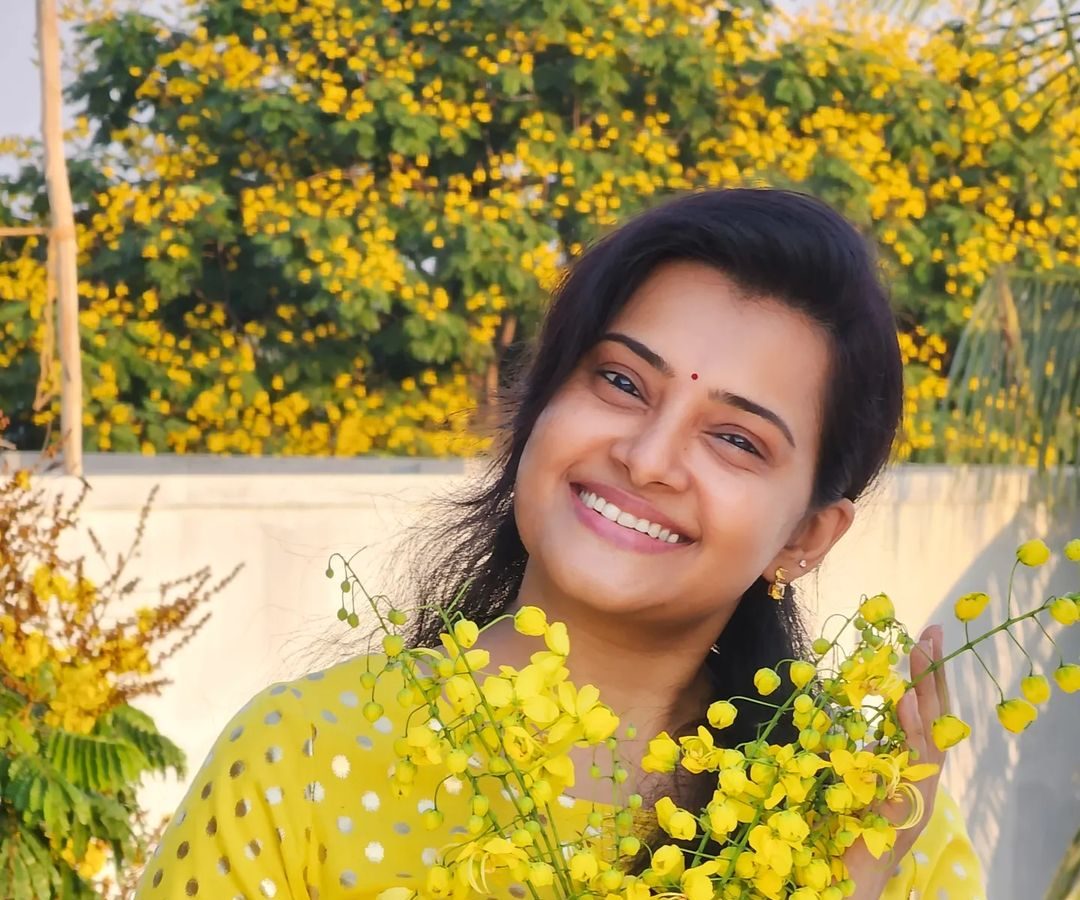  தென்றல் சீரியல் மூலம் சின்னத்திரையில் நுழைந்த ஸ்ருதி, ஆஃபிஸ், அபூர்வ ராகங்கள், அழகு உள்ளிட்ட சீரியல்களில் ரசிகர்களின் கவனம் ஈர்த்தார்.