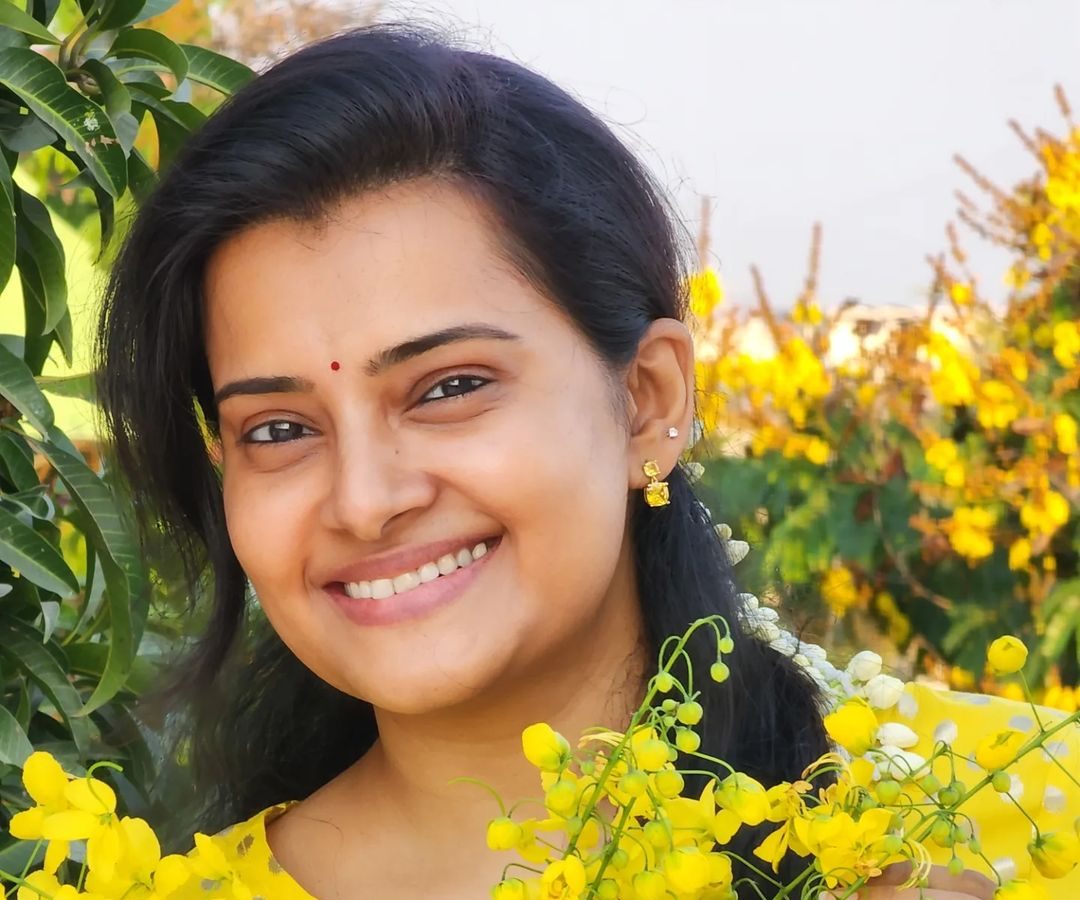  இன்ஸ்டகிராமில், ரீல்ஸ், புகைப்படங்கள் போன்றவற்றை அடிக்கடி பகிர்வதை வழக்கமாக வைத்திருக்கும் ஸ்ருதி, தென்றல் சீரியலுக்காக தமிழக அரசின் சிறந்த நடிகைக்கான விருதை பெற்றது குறிப்பிடத்தக்கது.