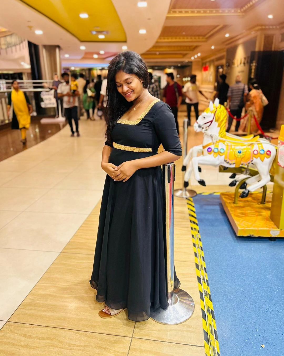  சமீபத்தில் நக்‌ஷத்ராவுக்கு வளைகாப்பும் நடந்தது.