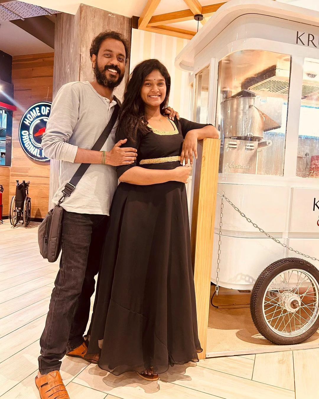  இவர் ஜீ தமிழ் தொலைக்காட்சியில் எக்ஸிக்யூட்டிவ் புரொடியூசராக பணியாற்றி வரும் விஷ்வா என்பவரை திருமணம் செய்து கொண்டார்.