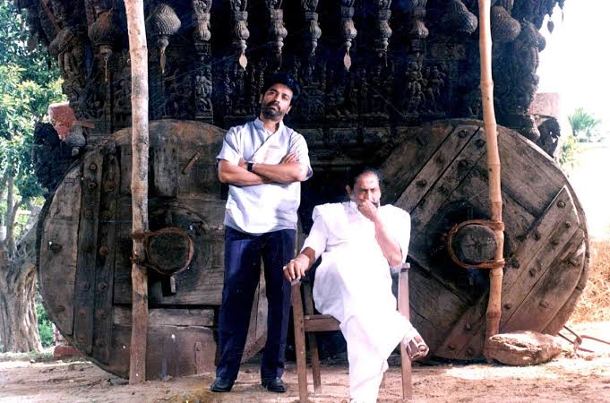  விமர்சகர்களால் அதிகம் பாராட்டப்பட்டும், இது ஒரு கல்ட் சினிமா என்றும் போற்றப்பட்ட தேவர் மகன் படம் குறிப்பிட்ட சாதி குழுக்களுடையது என்றும் பலரால் விமர்சிக்கப்பட்டது. மேலும் தேவர் சமூகத்தினருக்குள்ளேயே இப்படம் போற்றப்பட்டதாக பல விமர்சனங்கலும் தற்போதுவரை உள்ளது.