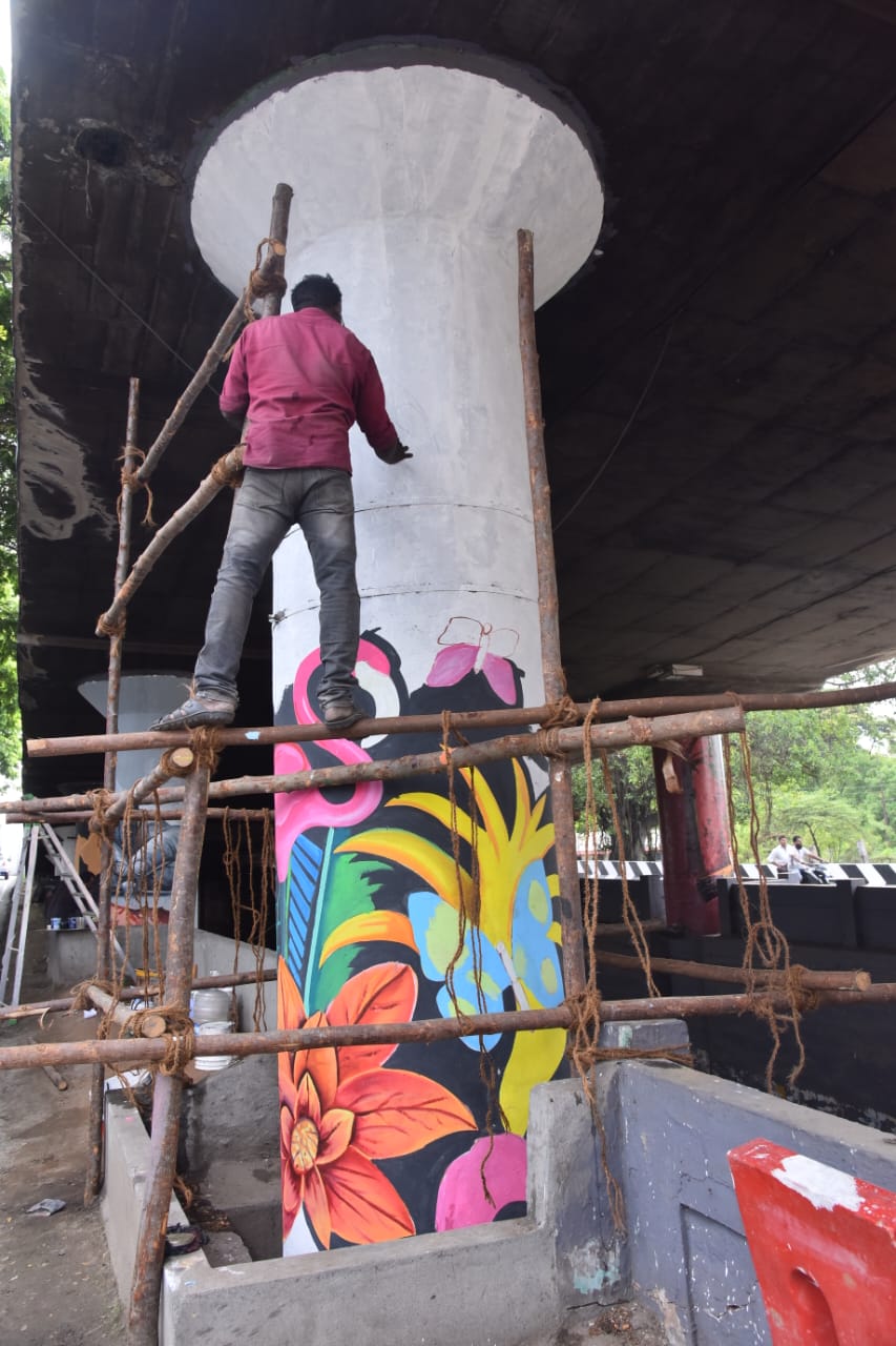  இந்நிலையில் தூண்களில் சுவரொட்டிகள் ஒட்டப்படுவதை தடுக்க கோவை மாநகராட்சி நிர்வாகம் சார்பில் வண்ண ஓவியங்கள் வரைய திட்டமிட்டு, அதற்கான பணிகள் துவங்கி நடைபெற்று வருகிறது.