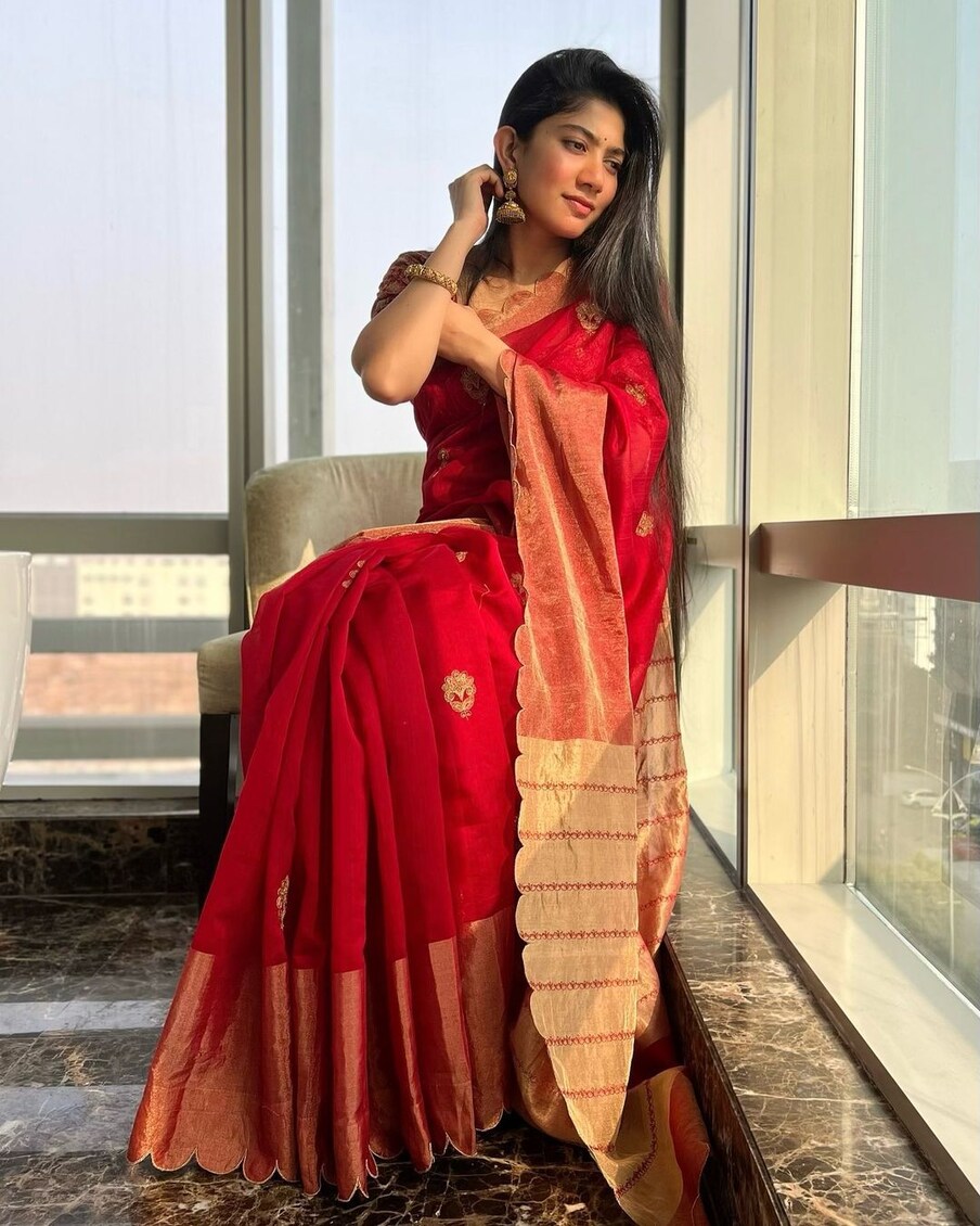  அங்கு இவர் நடித்த படமெல்லாம் வேறலெவலில் ஹிட் ஆனதால் குறுகிய காலத்திலேயே டோலிவுட்டில் முன்னணி ஹீரோயினாக உயர்ந்தார் சாய் பல்லவி.