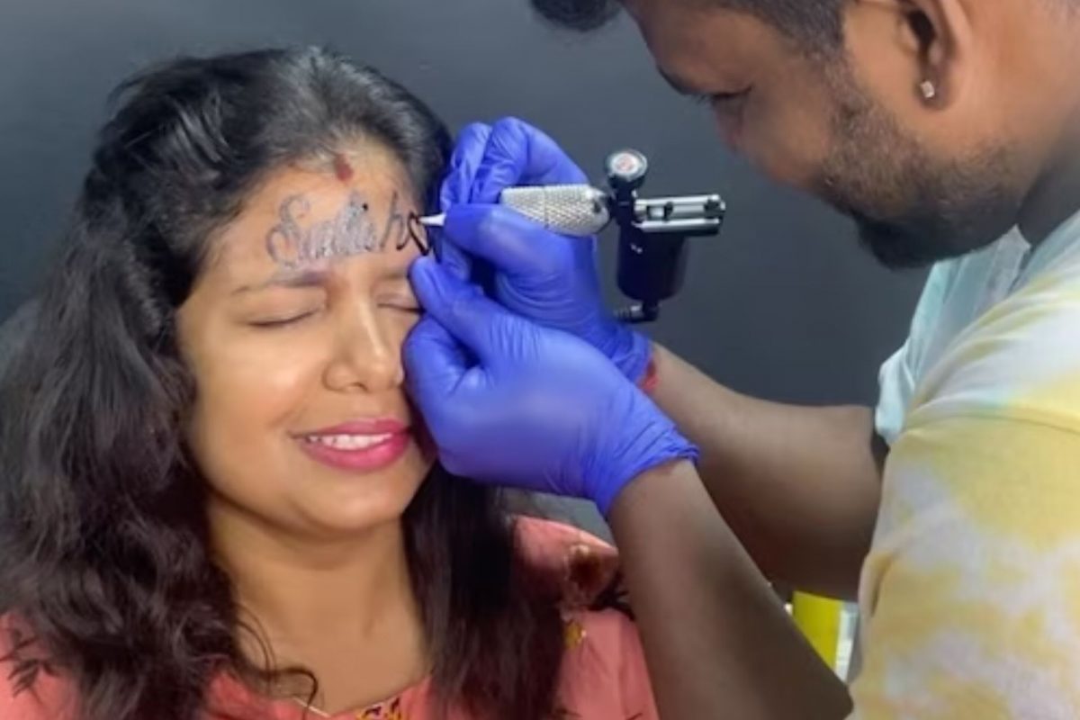 கணவரின் பெயரை நெற்றியில் பச்சைக் குத்திக்கொண்ட பெண்