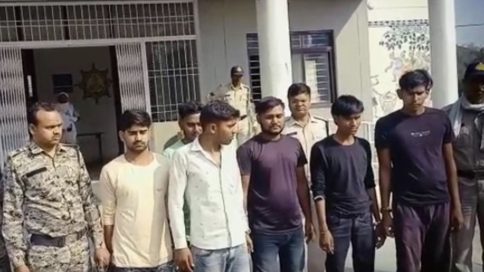 நண்பருடன் தனிமையில் இருந்த 16 வயது சிறுமி... படகில் வைத்து கூட்டு பாலியல் வன்கொடுமை செய்த இளைஞர்கள்.. பகீர் சம்பவம்