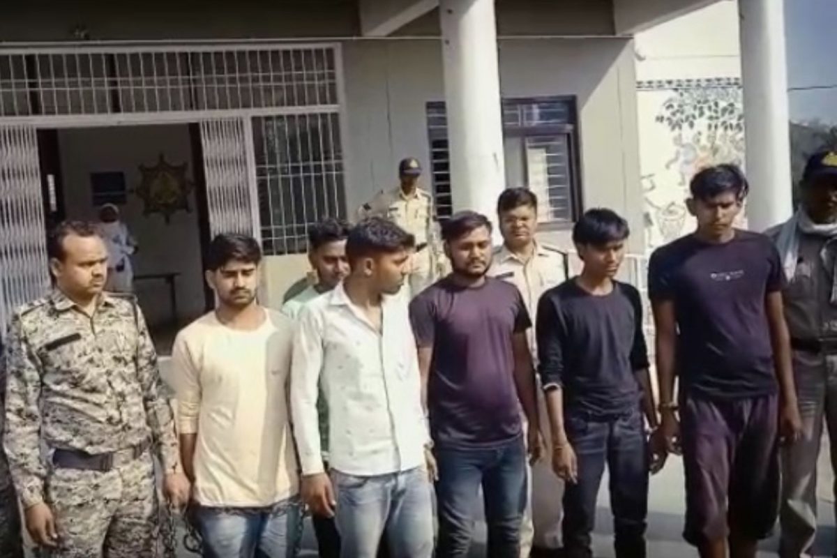 சிறுமியை படகில் வைத்து கூட்டு பாலியல் வன்கொடுமை செய்த இளைஞர்கள்