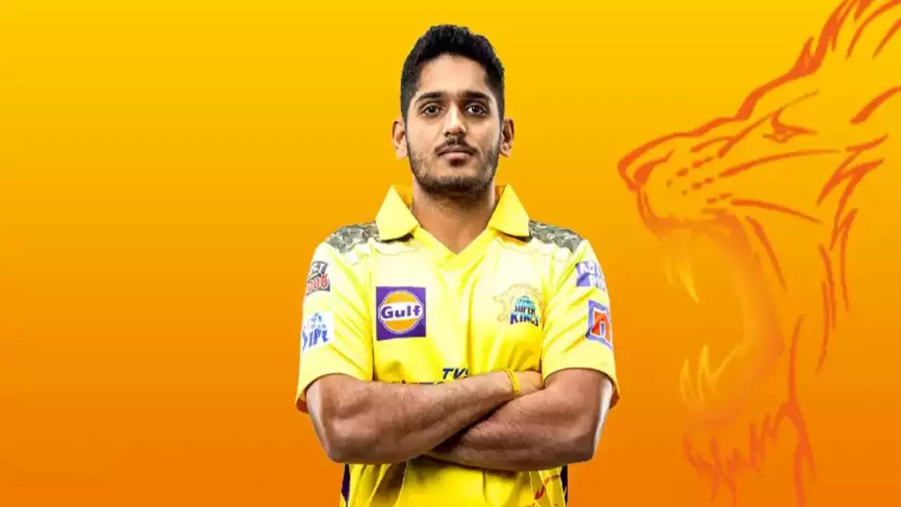  துஷார் தேஷ்பாண்டே தன்னுடைய பத்தாம் வகுப்பை முடித்ததும் தன்னுடைய கிரிக்கெட் வாழ்வை துவங்கியுள்ளார். ஒருவர் கிரிக்கெட் வீரராக தன்னை நிலை நிறுத்திக் கொள்ள வேண்டும் எனில் ஐந்திலிருந்து ஆறு வருடங்கள் கடுமையான பயிற்சியை மேற்கொள்ள வேண்டியது அவசியமாகும். கல்யான் மைதானத்தில் அவர் தன்னுடைய கடுமையான பயிற்சிகளை மேற்கொண்டார். கேசி வித்யாலயா பள்ளி மாணவரான இவரை அவரது பள்ளி நிர்வாகமும் பெருமளவில் ஊக்கப்படுத்தியது. இதன் காரணமாகவே மும்பைக்கு சென்று அங்கு ஒரு பள்ளியில் சேர்ந்து தான் தன்னுடைய கிரிக்கெட் வாழ்வை தொடர வேண்டும் என்ற நிலை அவருக்கு ஏற்படவில்லை.