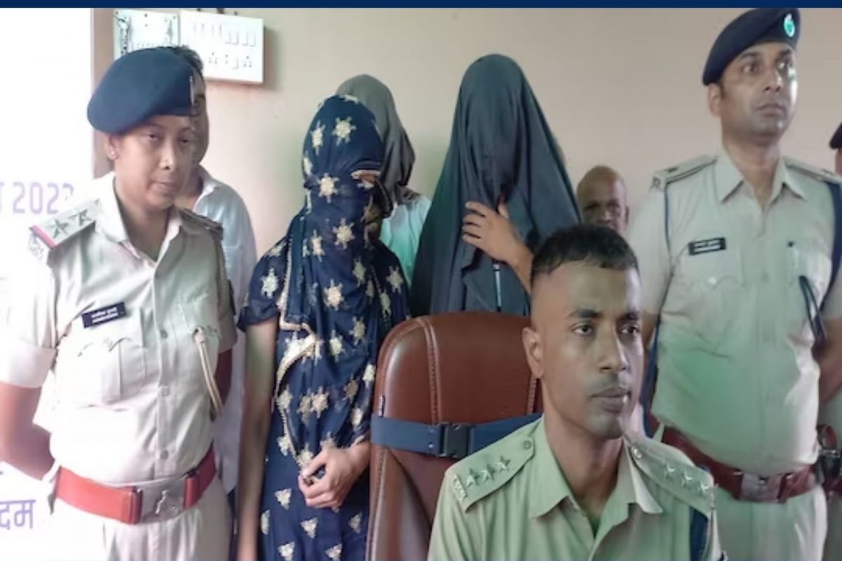 கைது செய்யப்பட்ட  ஆசிரியர் மற்றும் அவரது மனைவி