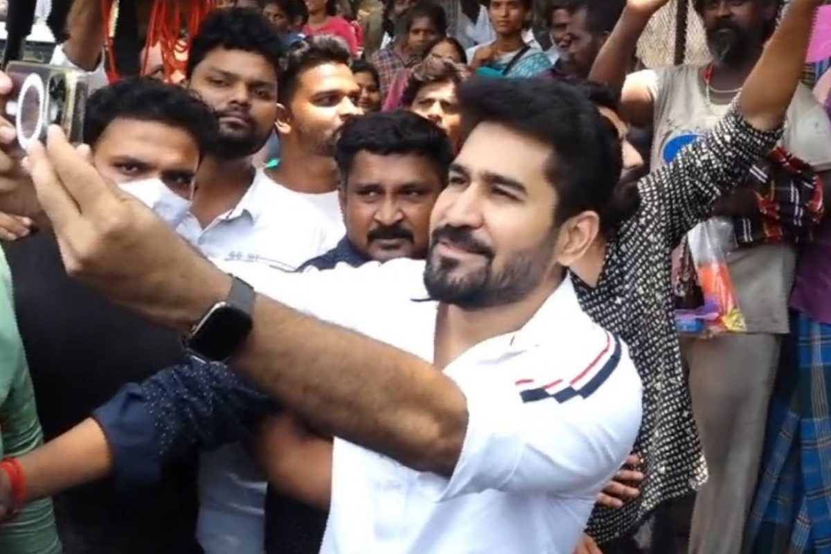 திருப்பதியில் பிச்சைக்காரர்களுக்கு போர்வை வழங்கிய விஜய் ஆண்டனி
