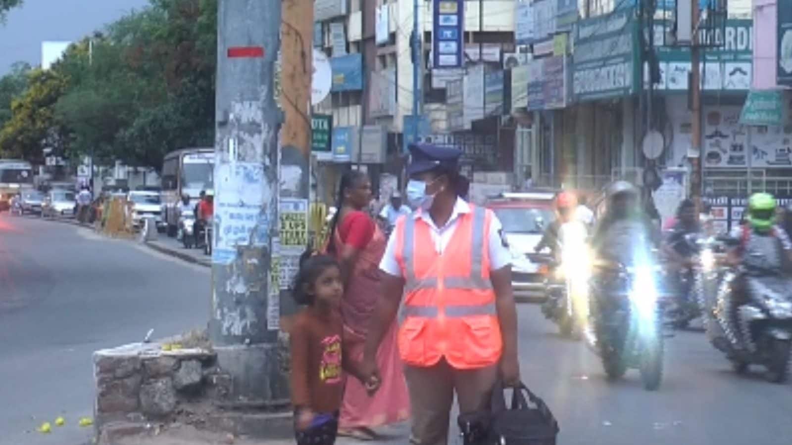 6 வயது மகளுடன் டிராபிக்கை ஒழுங்குப்படுத்தும் பெண் காவலர்..! வைரலாகும் புகைப்படங்கள்