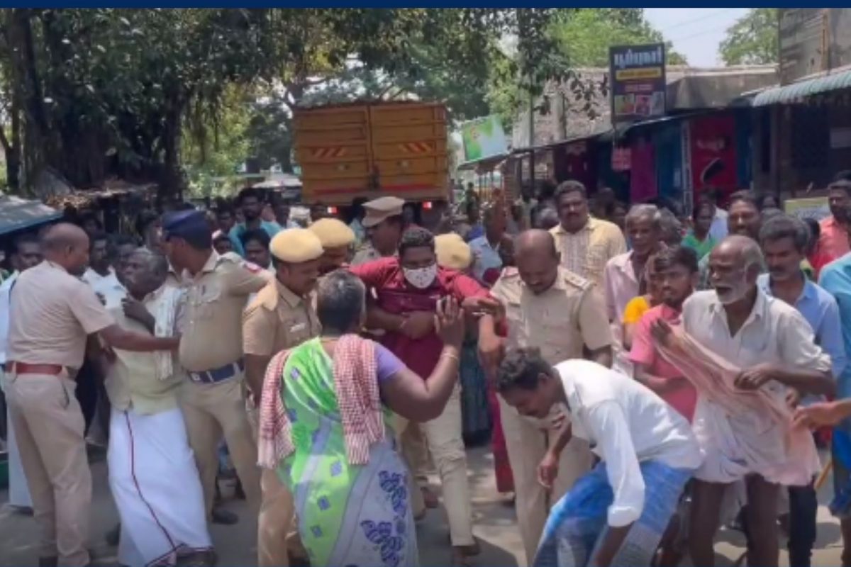ஊராட்சி மன்ற தலைவர்களை இழுத்து சென்ற காவலர்கள்