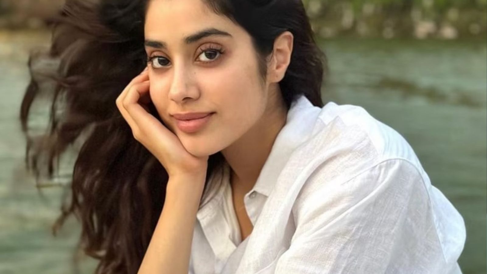 இப்படி ஒரு உடையா?! ஹாட் போட்டோஸ் பகிர்ந்த ஜான்வி கபூர் - ஷாக்கான ரசிகர்கள்