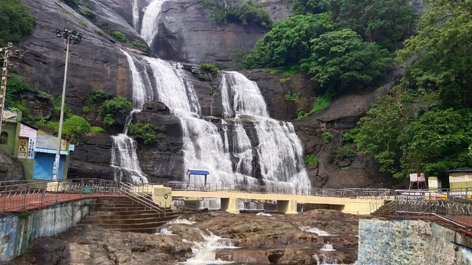 குற்றாலத்தில் சீசன் தொடங்கியது... மகிழ்ச்சியில் சுற்றுலாப் பயணிகள்..!