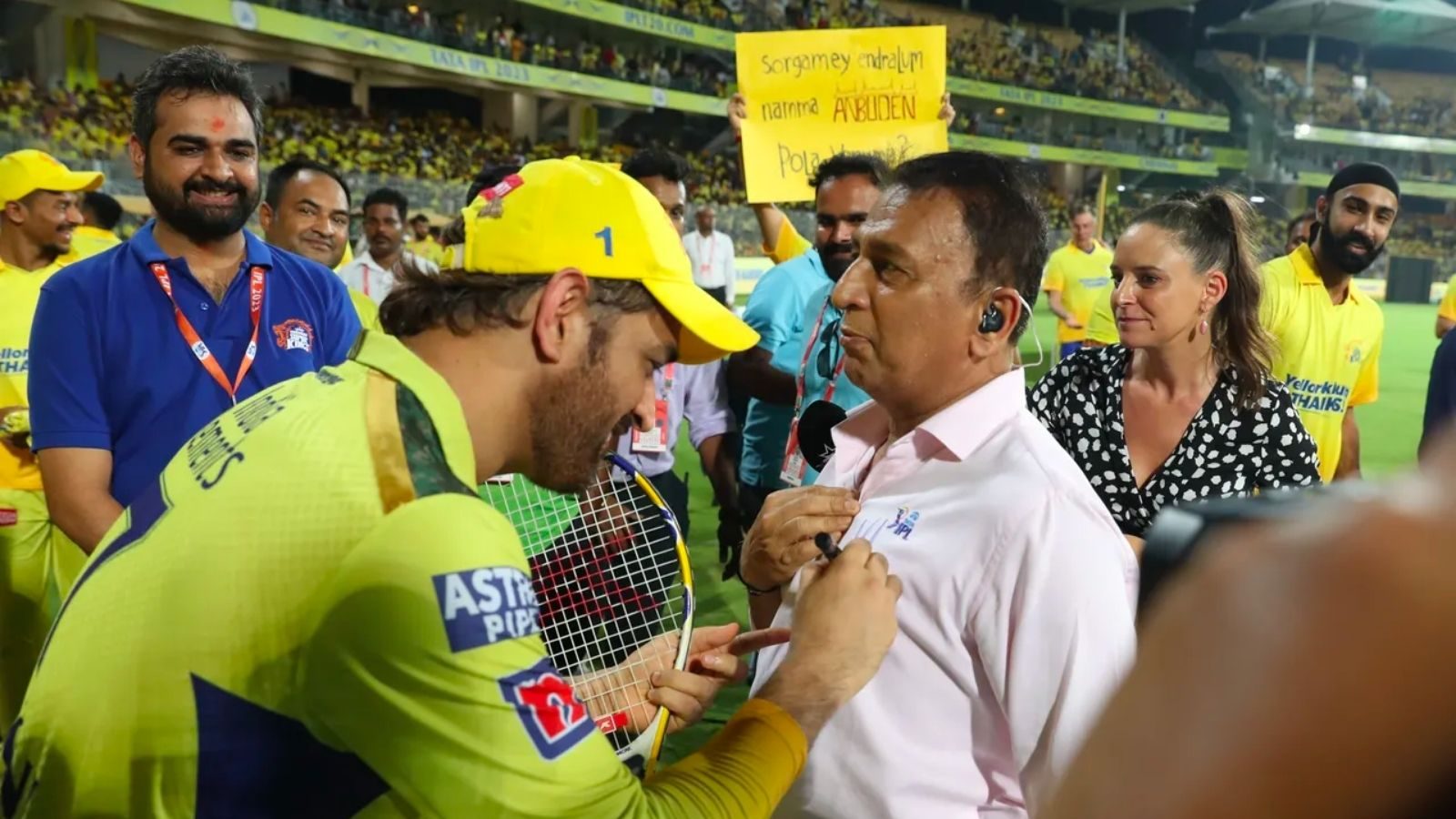 ஃபேன் பாயாக மாறிய சுனில் கவாஸ்கர்.. சட்டையில் ஆட்டோகிராப் போட்ட ‘தல’ தோனி.. ரசிகர்கள் நெகிழ்ச்சி