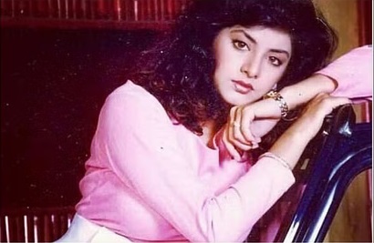  அந்த வகையில் 90களில் பாலிவுட்டில் கொடிகட்டிப் பறந்தவர் திவ்ய பாரதி. தனது வசீகரமான தோற்றத்தால் ரசிகர்களைப் பெரிதும் கவர்ந்தார்.