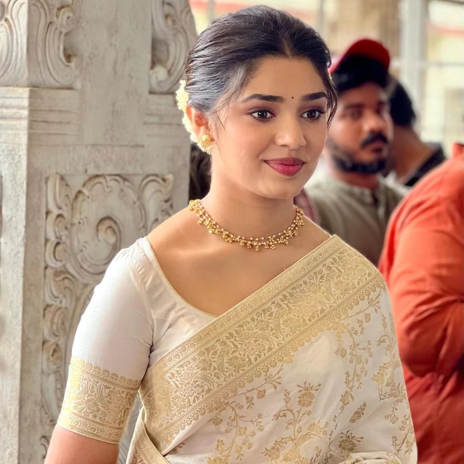  தமிழில் பாலா இயக்கத்தில் சூர்யாவுக்கு ஜோடியாக வணங்கான் படத்தில் கீர்த்தி நடிப்பதாக இருந்தது. எதிர்பாராதவிதமாக சூர்யா அந்தப் படத்திலிருந்து விலகிக்கொள்ள அவரும் நீக்கப்பட்டார்.