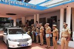 நீதிபதியின் காரில் உல்லாச பயணம்.. போலீஸ் பணிநீக்கம்