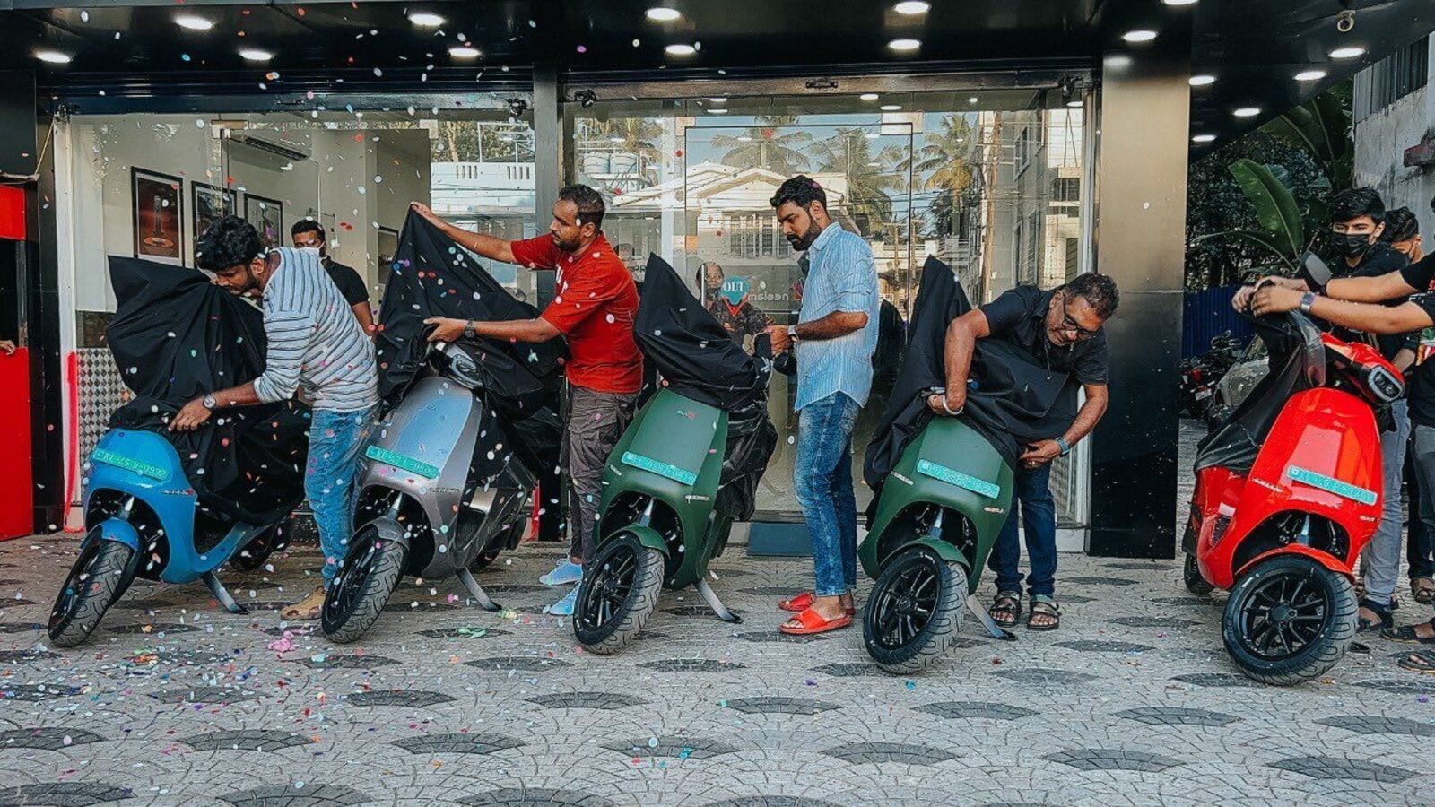  3 மாடல்களை விற்பனைக்கு கொண்டுள்ள Ola Electric நிறுவனம் இந்தியாவில் EV ஸ்கூட்டர் சந்தையில் 40% ஐ கைப்பற்றி அதிகம் வளர்ந்து வரும் EV இருசக்கர வாகன நிறுவனங்களில் ஒன்றாகத் தொடர்கிறது. இதனை உறுதிப்படுத்தும் வகையில் கடந்த மாதம் நிறுவனம் அதன் அதிகபட்ச மாதாந்திர விற்பனையைப் பதிவு செய்தது. கடந்த மாதம் சுமார் 30,000 யூனிட்டுகளுக்கு மேல் விற்பனை செய்து, தொடர்ந்து எட்டாவது மாதமாக EV டூ வீலர் விற்பனை அட்டவணையில் முதலிடத்தை பிடித்து உள்ளது குறிப்பிடத்தக்கது.
