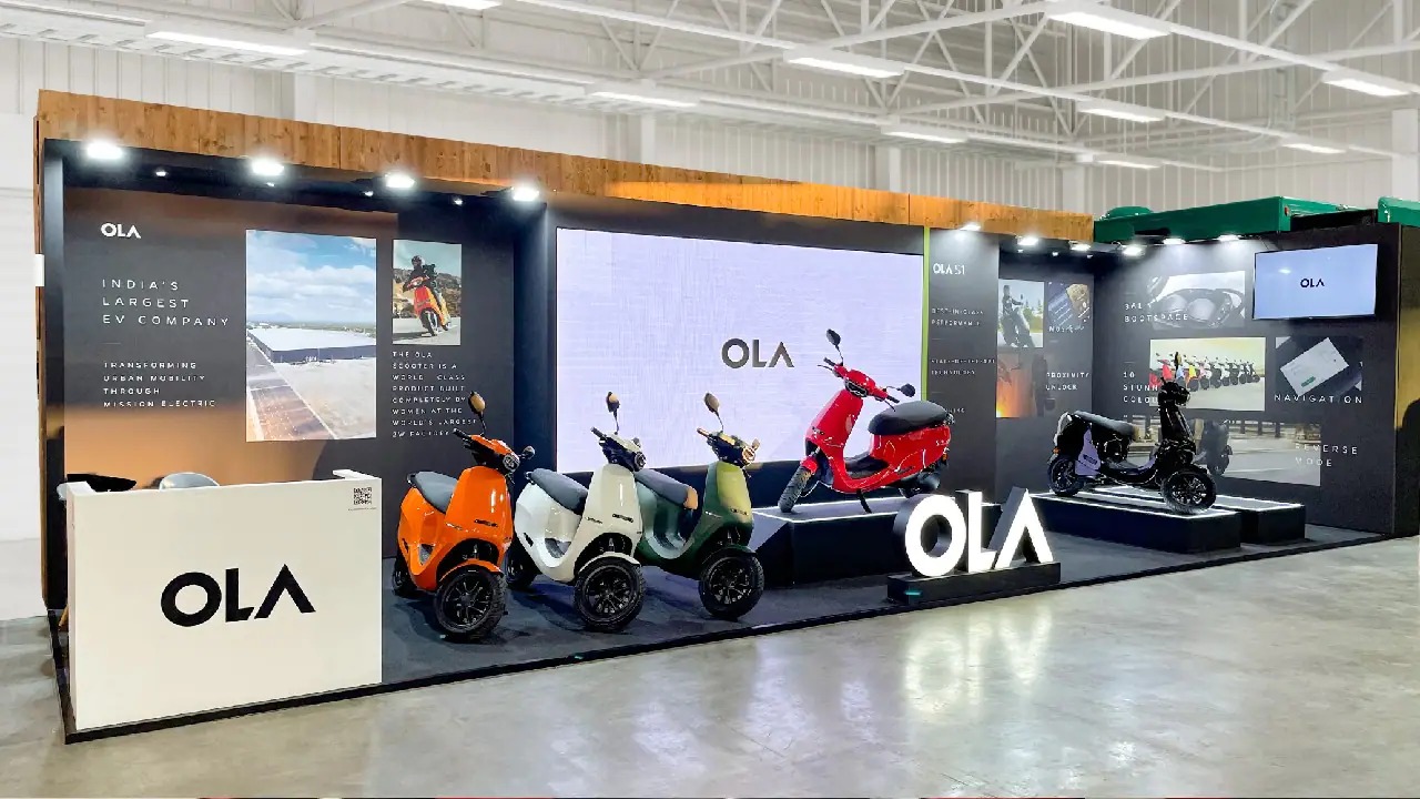  500 Experience Centre-களை அமைத்த பிறகும் கூட கணிசமான அளவு ஆர்டர்கள் ஆன்லைனில் செய்யப்படுவதாக ஓலா எலெக்ட்ரிக் நிறுவனம் தெரிவித்துள்ளது. ஆம்,ஓலா எலெக்ட்ரிக் நிறுவனம் இப்போது நாடு முழுவதும் 500 EC-க்களைக் கொண்டிருந்தாலும், இந்த நிறுவனத்தின் விற்பனையில் கணிசமான பகுதி அதன் வெப்சைட் மற்றும் ஆப்ஸ்களில் இருந்து வருகிறது. இதனிடையே ஓலா எலெக்ட்ரிக் நிறுவனமானது தற்போது இந்தியாவின் EV ஸ்கூட்டர் சந்தையில் சுமார் 40% ஆக்கிரமித்துள்ளது.