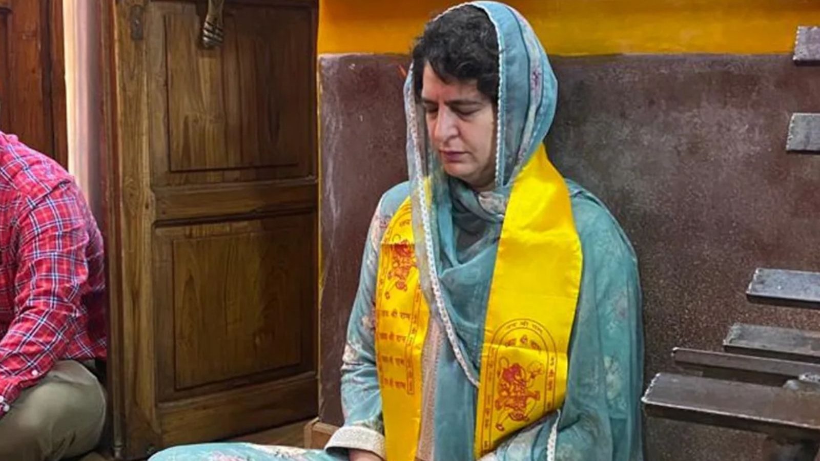 கர்நாடகாவில் முந்தும் காங்கிரஸ்... பிரியங்கா காந்தி கோயிலில் சிறப்பு வழிபாடு..!