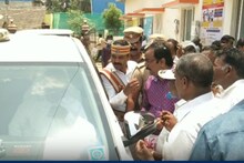 தாட்கோ கடன் கொடுக்க மறுக்கும் வங்கி - கலெக்டர் காரை மறித்து பொதுமக்கள் தர்ணா