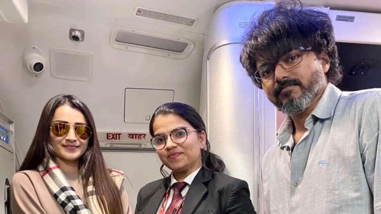  முதலில் இந்தப் படத்தை கோபிசந்த் மல்லினேனி இயக்கவிருப்பதாக கூறப்பட்டது. இதனையடுத்து மீண்டும் தெலுங்கு இயக்குநரா என விஜய் ரசிகர்கள் அதிர்ச்சியானார்கள்.