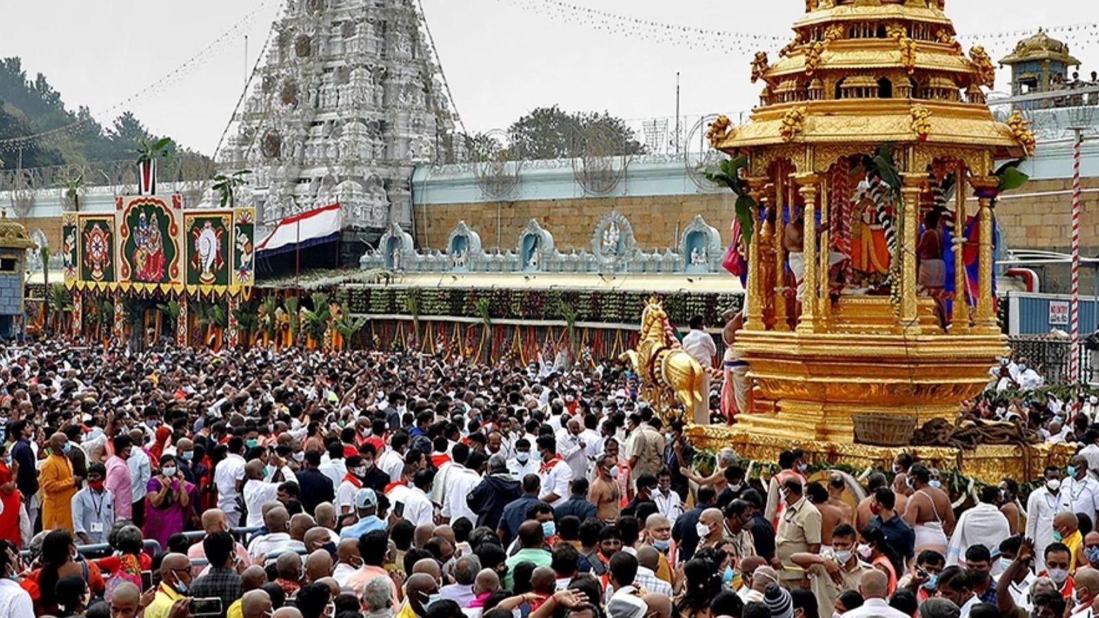 திருப்பதி பக்தர்கள் கவனத்திற்கு... அலைமோதும் கூட்டம்... 30 மணி நேரம் காத்திருந்து தரிசனம்...!