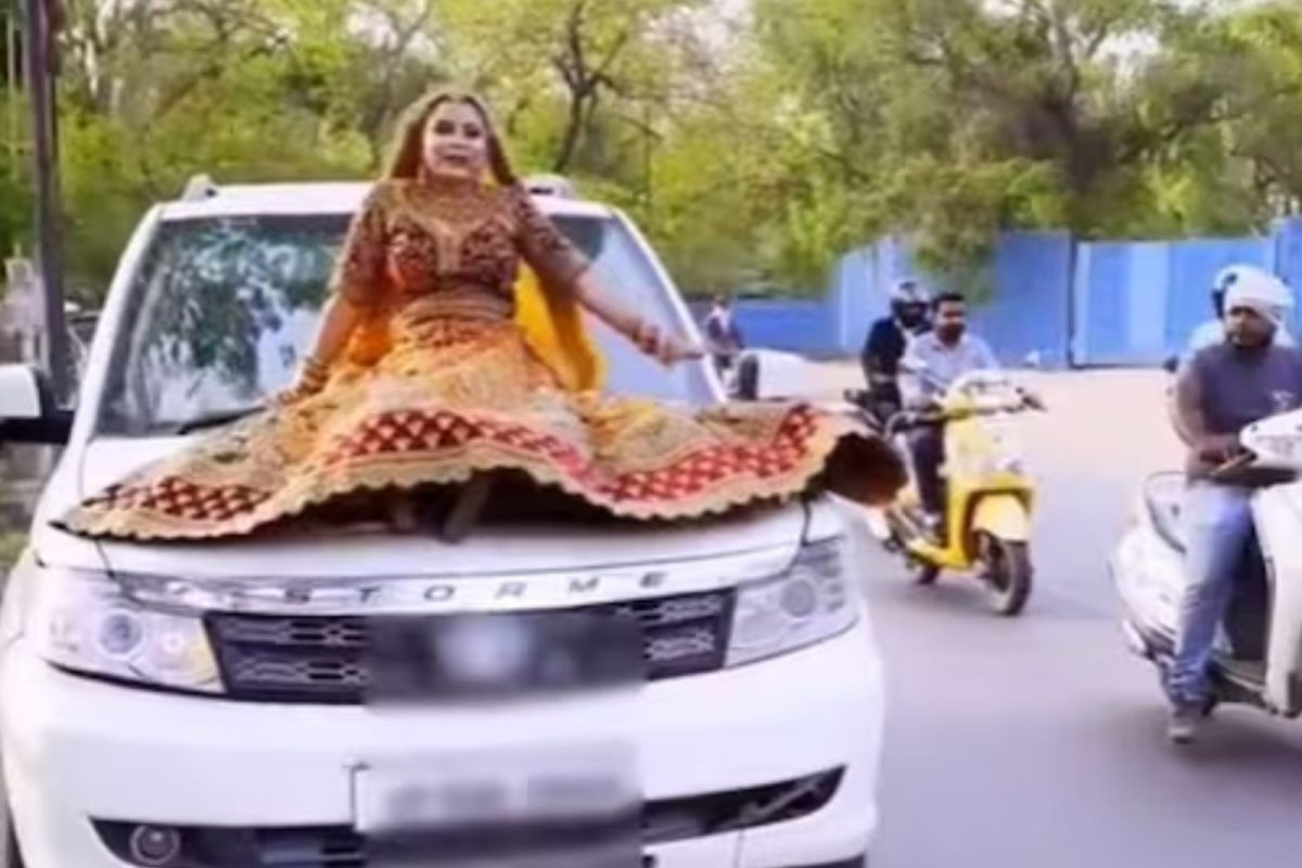 கார் மீது ஏறி ஊர்வலம் வந்த மணப்பெண்