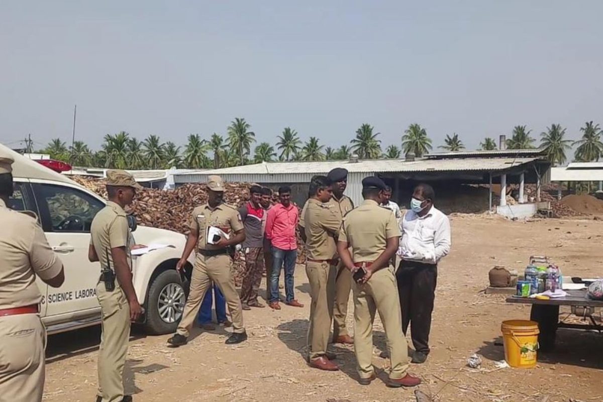 சம்பவம் நடந்த இடத்தில் விசாரணை நடைபெறும் காட்சி