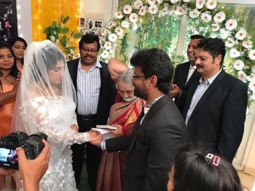  நடிகை வனிதா ஏற்கனவே இரண்டு திருமணங்கள் செய்து விவாகரத்து செய்த நிலையில் மூன்றாவதாக பீட்டர் பால் என்பவரை திருமணம் செய்து கொண்டதாக கூறப்பட்டது.