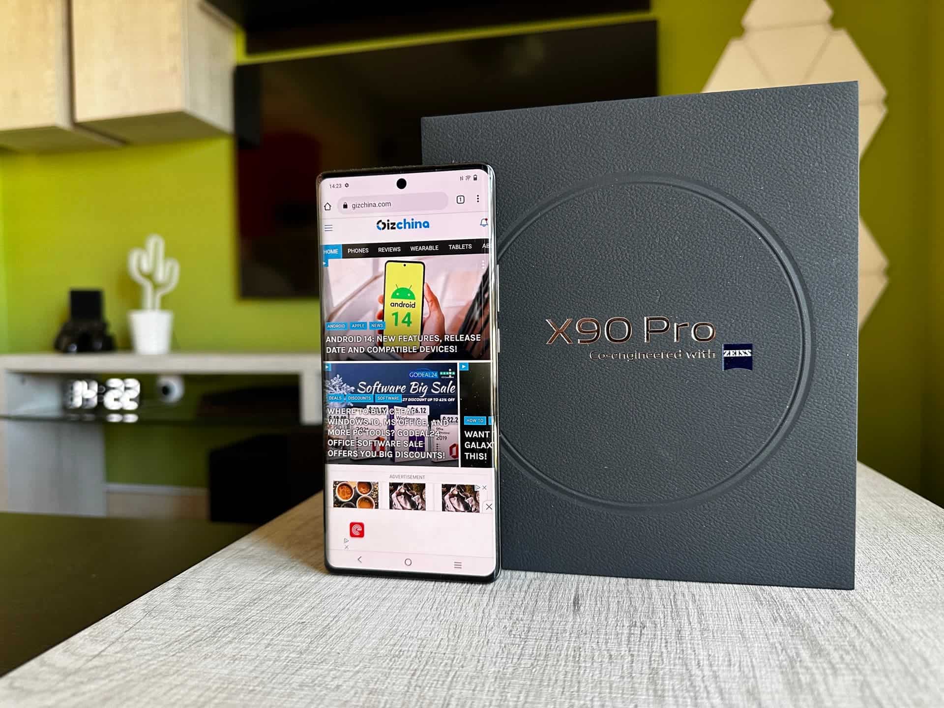  vivo X90 சீரிஸ் கடந்த மாதம் இந்தியாவில் அறிமுகப்படுத்தப்பட்ட நிலையில், இப்போது யூஸர்கள் vivo X90 அல்லது X90 Pro இந்த 2 மாடல்களில் ஏதாவது ஒன்றை வாங்கலாம். சமீபத்திய ஃபிளாக்ஷிப் விவோ ஃபோன்களான இவை இப்போது ரூ.59,999 முதல் கிடைக்கின்றன.