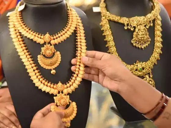  கடந்த வாரம் ஒரு பவுன் தங்கத்தின் விலை 46,000 ரூபாயைக் கடந்து உச்சத்தை தொட்டது. கடந்த சில நாட்களாக தங்கம் விலை குறைந்து வந்த  நிலையில், தற்போது மீண்டும் 46,000 ரூபாயை நெருங்குகிறது.