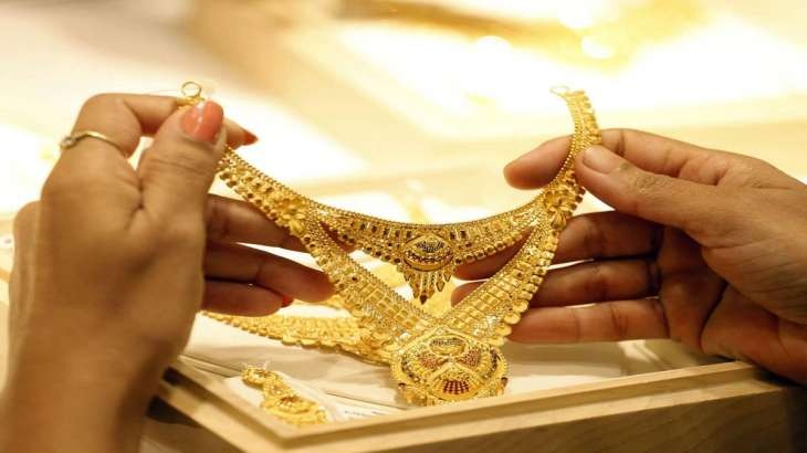  22 காரட் ஆபரணத் தங்கத்தின் விலை கிராமுக்கு ரூ.45 குறைந்து ஒரு கிராம் 5,670 ரூபாய் ஆகவும், சவரனுக்கு ரூ.360 குறைந்து ஒரு சவரன் ரூ.45,360 ஆகவும் விற்பனையாகிறது.