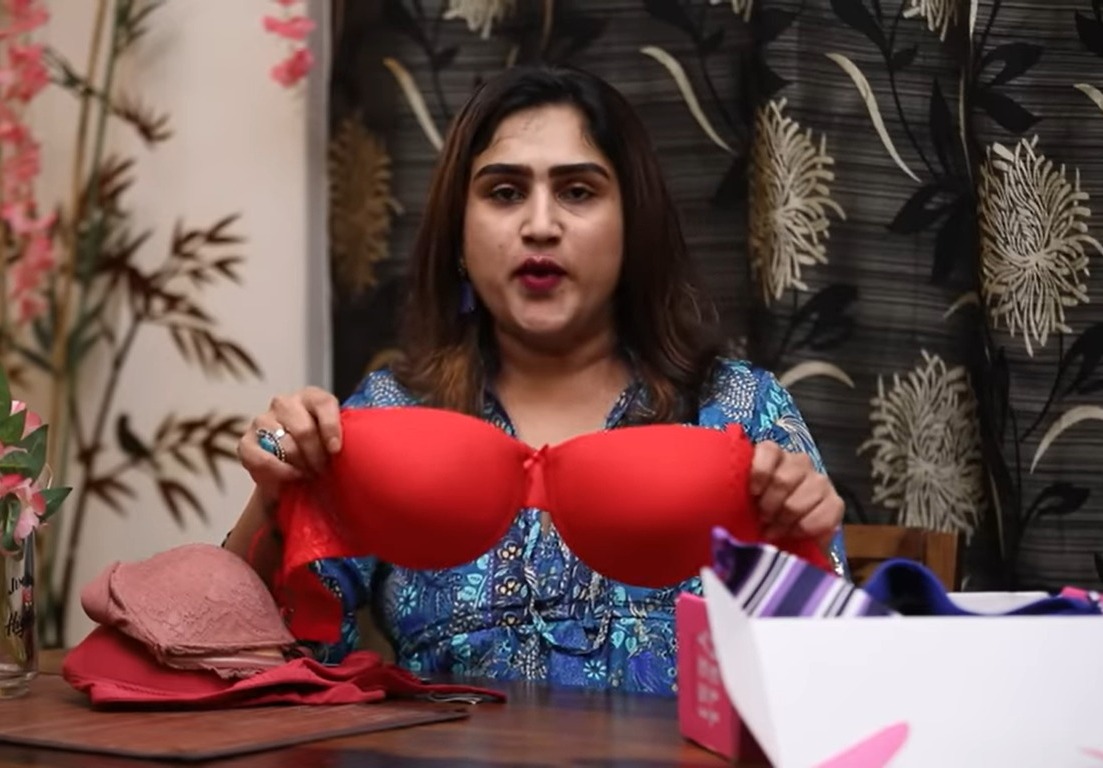  நீங்கள் லோ நெக் ஆடைகளை அணியும் போது, deep neck plunge bra-வை தேர்வு செய்யலாம். லோ நெக் ஆடைகளை அணியும் போது ப்ரா அணிந்திருப்பது வெளியில் தெரியாது.