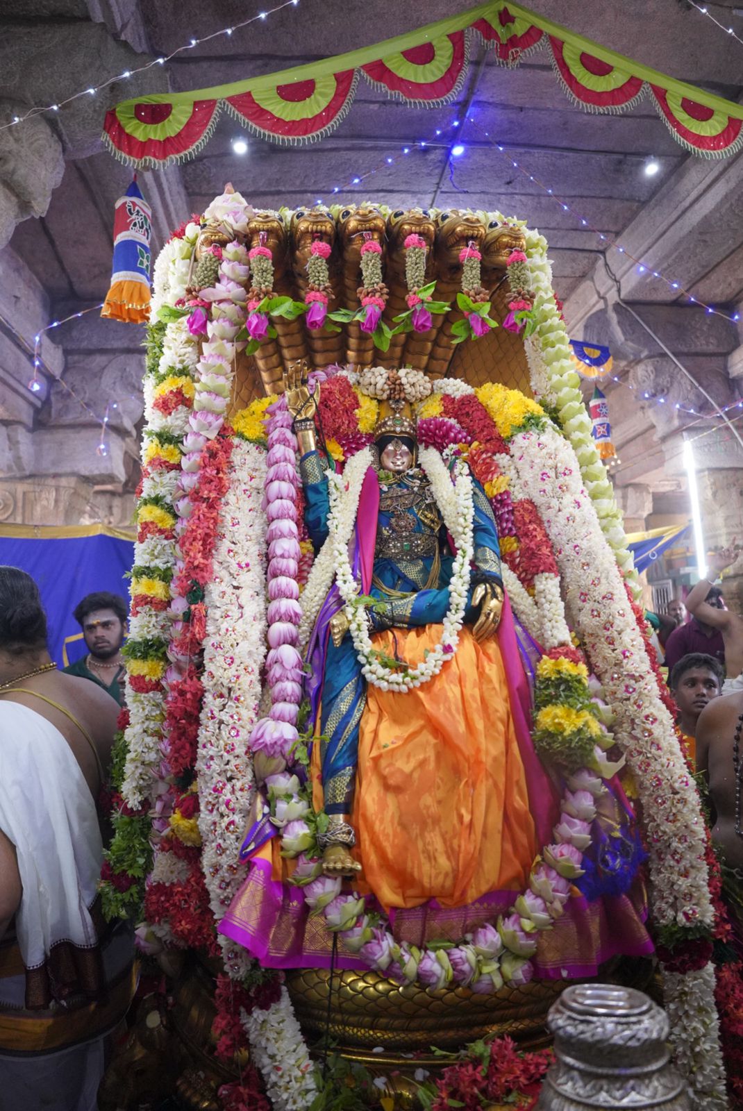 தேனூர் மண்டபத்தில் சேஷ வாகனத்தில் அழகர்