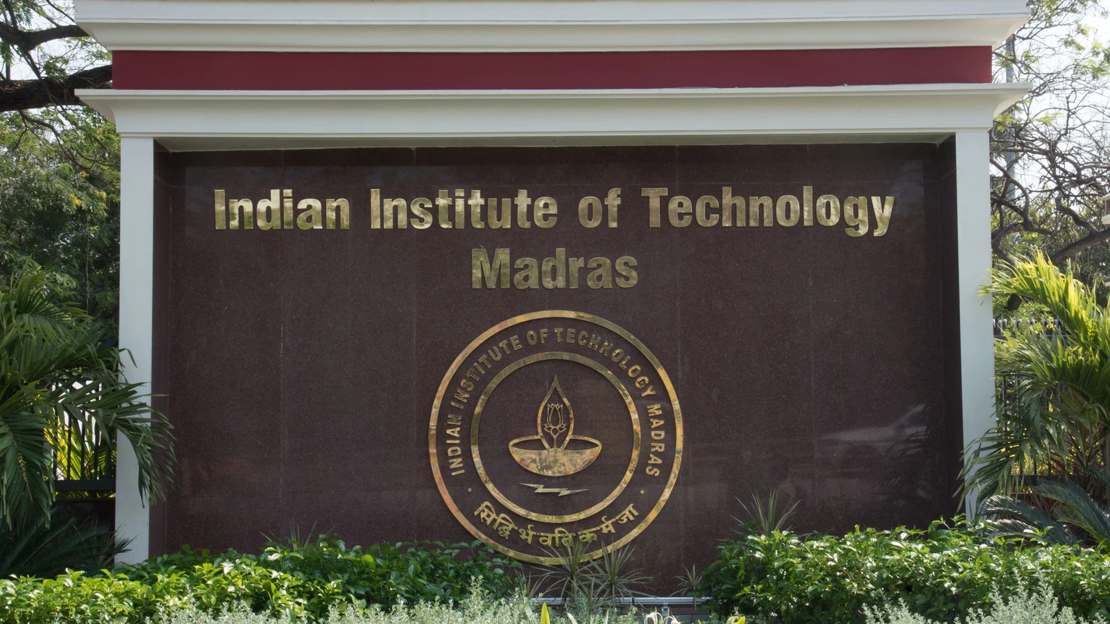  என்ஐஆர்எஃப் (NIRF) தரவரிசையில் ,[object Object], (IIT Madras) முதல் இடத்தைப் பெற்றுள்ளது. இது சென்னையில் உள்ள பொது தொழில்நுட்ப பல்கலைக்கழகத்தில் உள்ளது. இந்தியாவின் 8 பொது நிறுவனங்களில் ஒன்றாக இது தேர்ந்தெடுக்கப்பட்டுள்ளது. இது இந்திய தொழில்நுட்ப நிறுவனங்களில் ஒன்றாகும். இது தேசிய முக்கியத்துவம் வாய்ந்த நிறுவனமாக அங்கீகரிக்கப்பட்டுள்ளது. ஐஐடி மெட்ராஸின் 4 ஆண்டு B.Tech programme படிப்பு இங்கு வழங்கப்படும் படிப்புகளில் ஒன்றாகும். B.Tech படிப்புக்கு மொத்தம் 951 இடங்கள் உள்ளன. UG-க்கான சேர்க்கை JEE அட்வான்ஸ் தேர்வு அடிப்படையில் வழங்கப்படுகிறது. கேட் தேர்வின் அடிப்படையில் முதுகலை படிப்புகளுக்கான சேர்க்கை நடைபெறுகிறது.